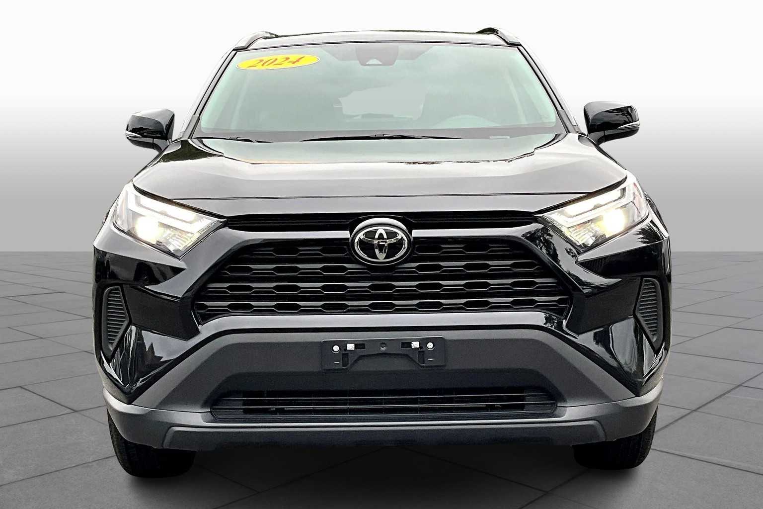 2024 Toyota RAV4 XLE photo 3