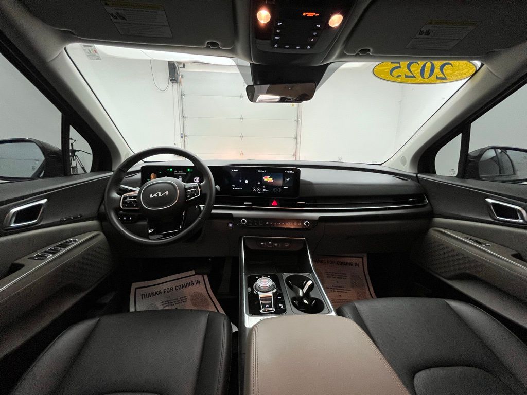 2025 Kia Carnival EX photo 2