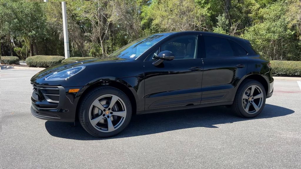 2025 Porsche Macan Base photo 4