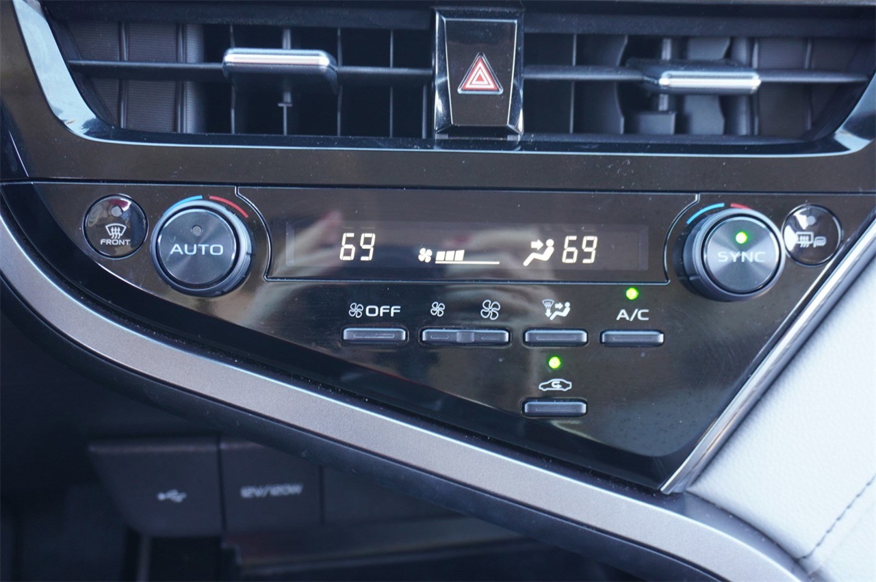 2023 Toyota Camry Hybrid SE photo 4