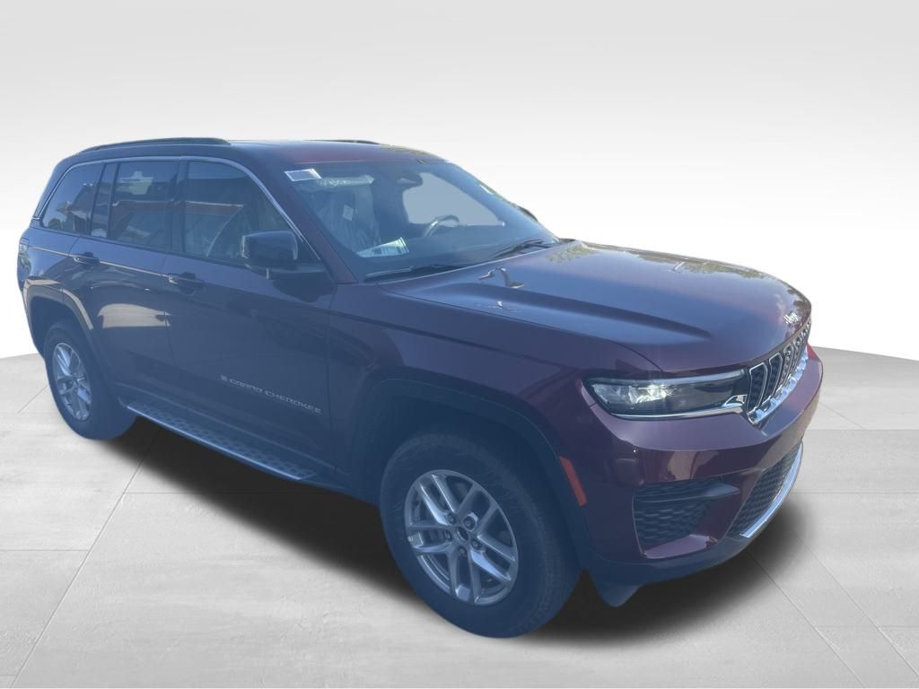 2025 Jeep Grand Cherokee Laredo photo 3