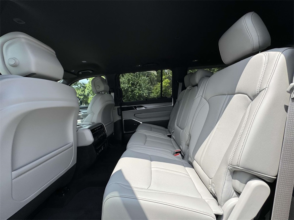 2025 Jeep Wagoneer Daytona R/T photo 14