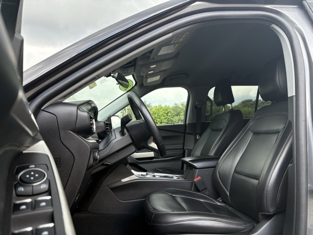 2023 Ford Explorer XLT photo 2