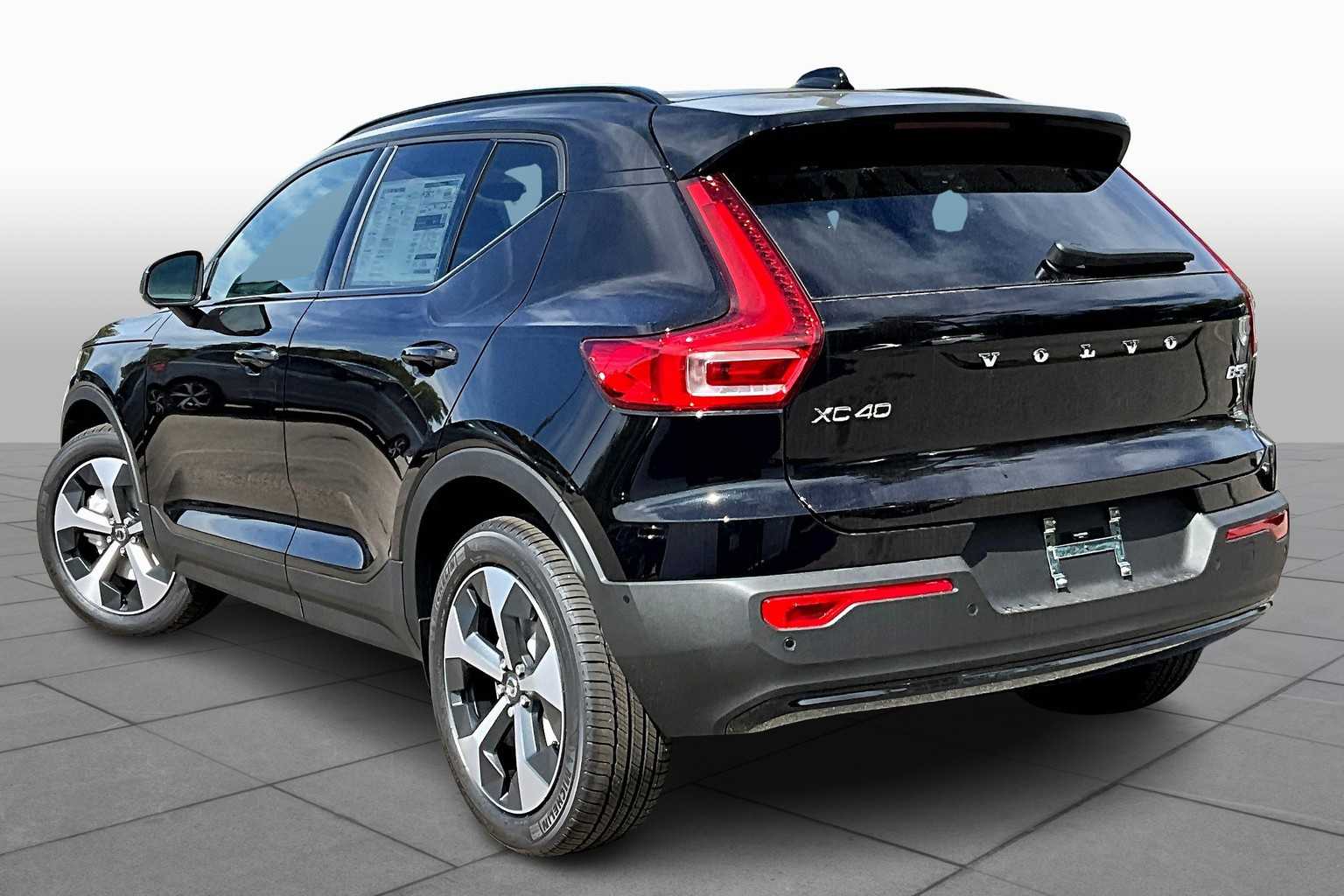 2026 Volvo XC40 Plus photo 3