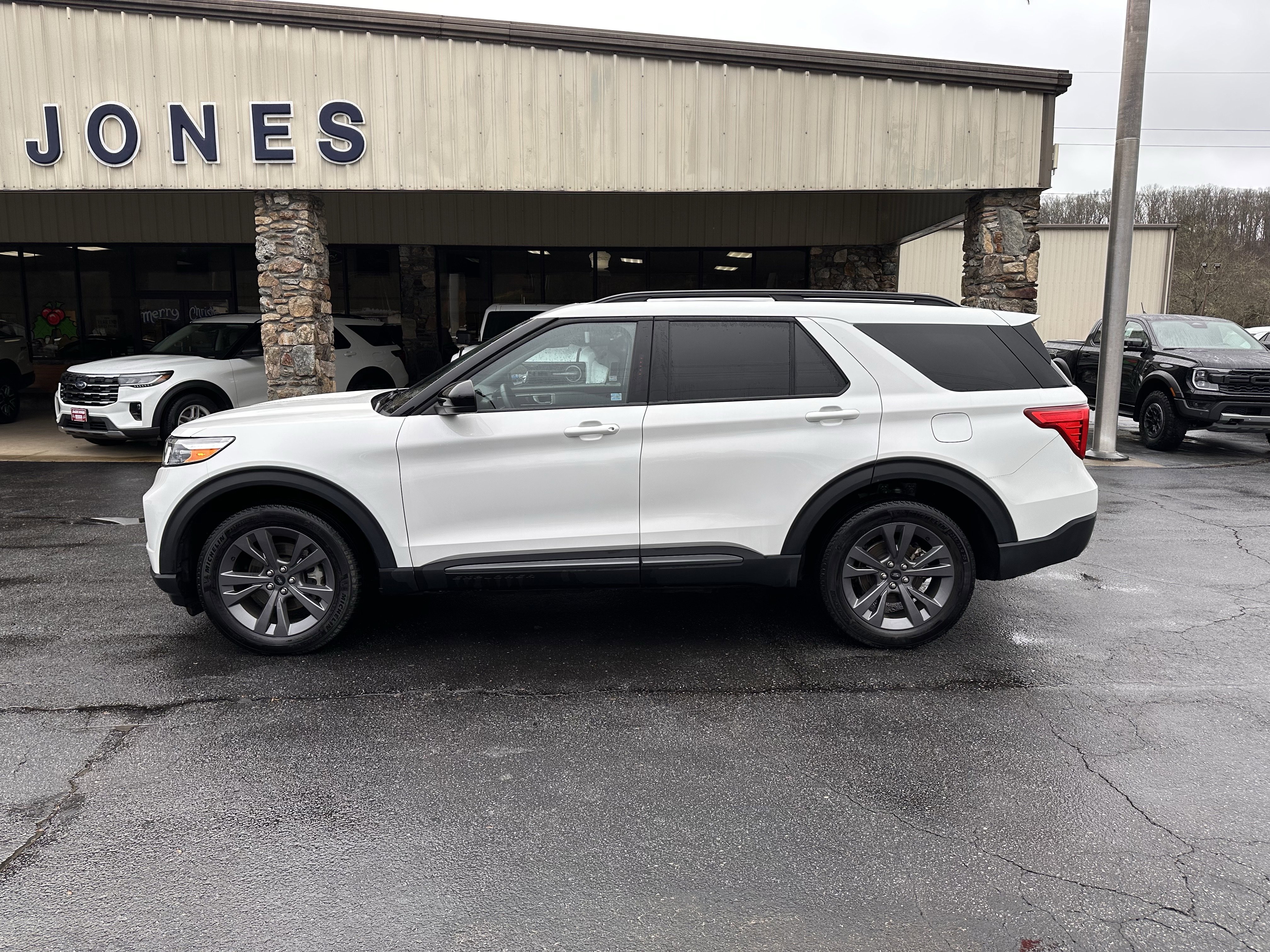 2023 Ford Explorer XLT's photo