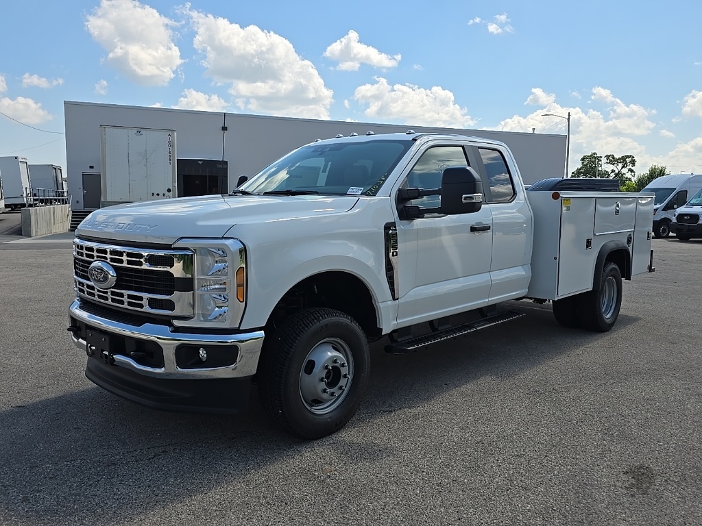 2025 Ford F-350 Super Duty Chassis Cab XL's photo