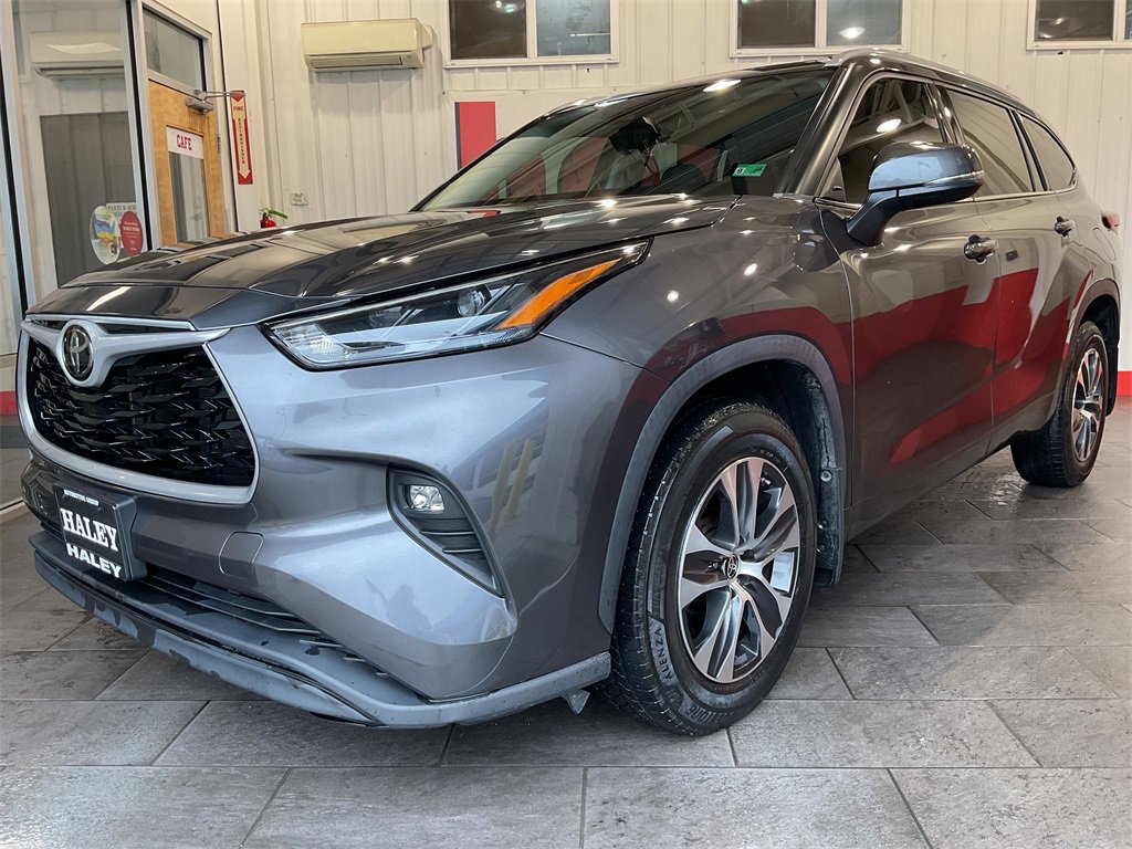 2022 Toyota Highlander XLE photo 2
