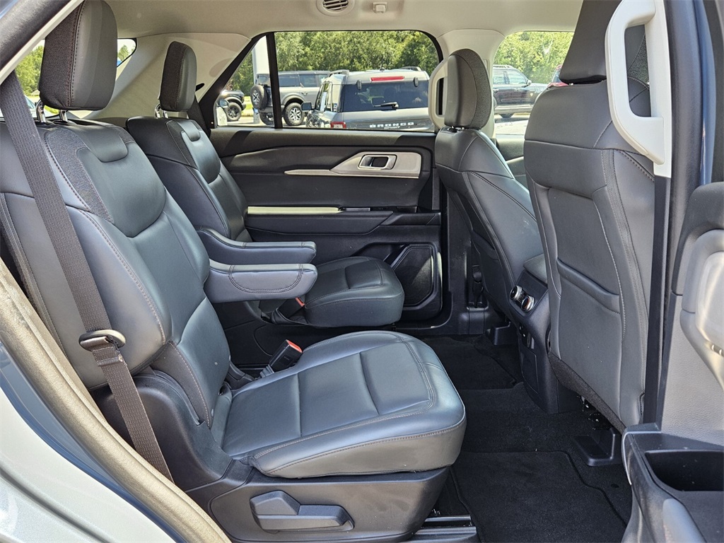 2025 Ford Explorer photo 12