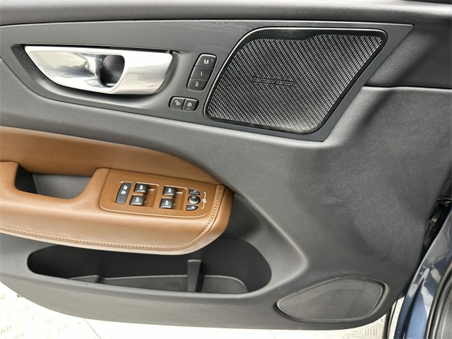 2024 Volvo XC60 B5 Plus photo 5