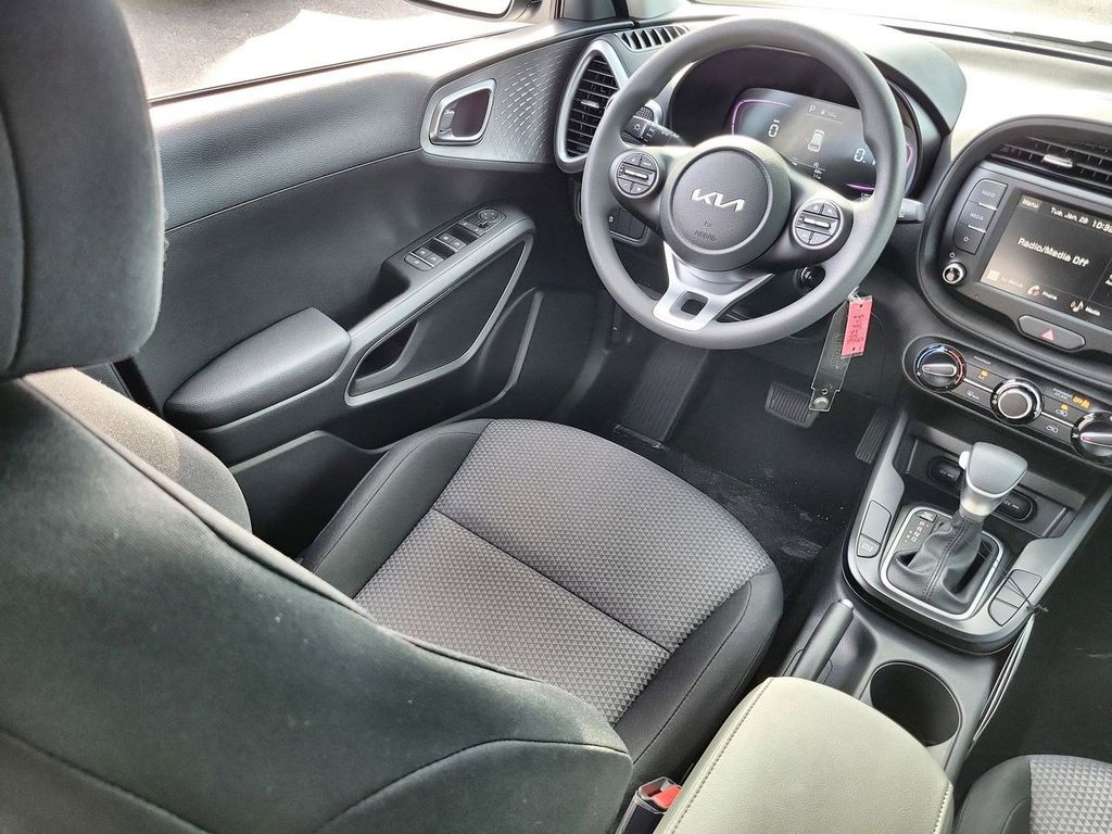 2025 Kia Soul LX photo 14