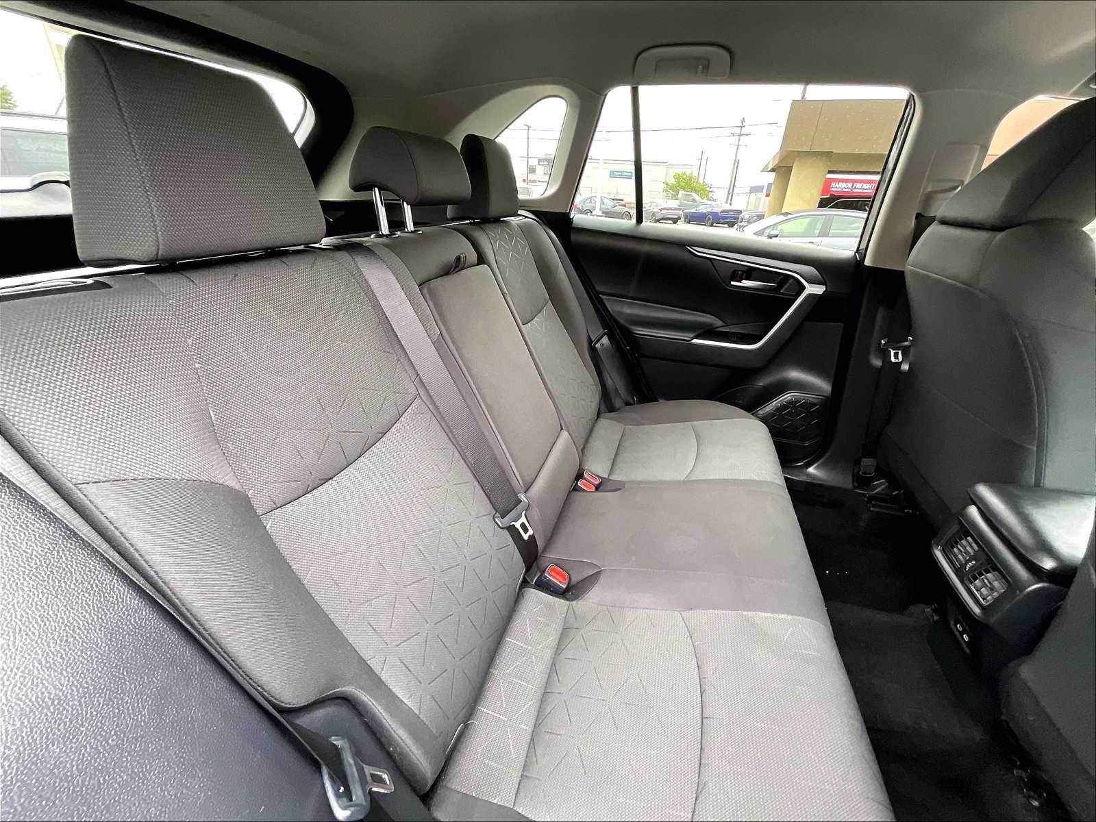 2024 Toyota RAV4 XLE photo 16