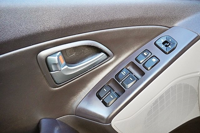 Used 2015 Brown Hyundai SE image 22