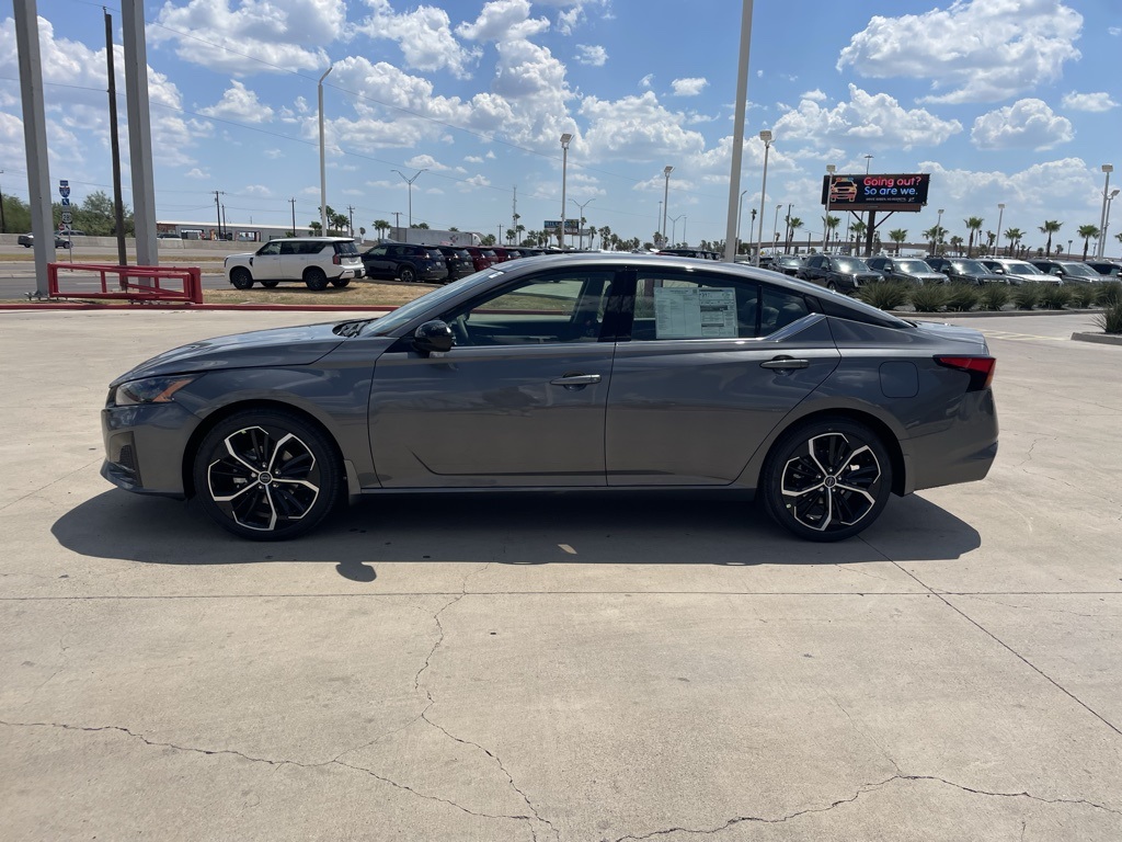 2025 Nissan Altima SR photo 2