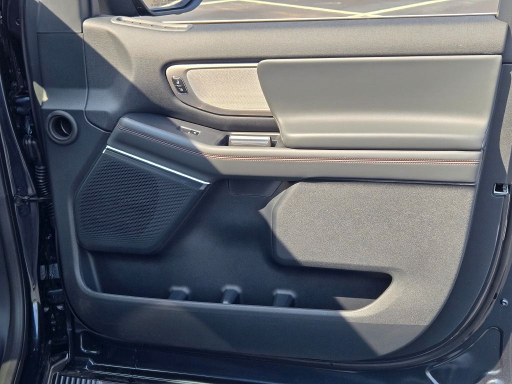 2025 Ford Expedition photo 2