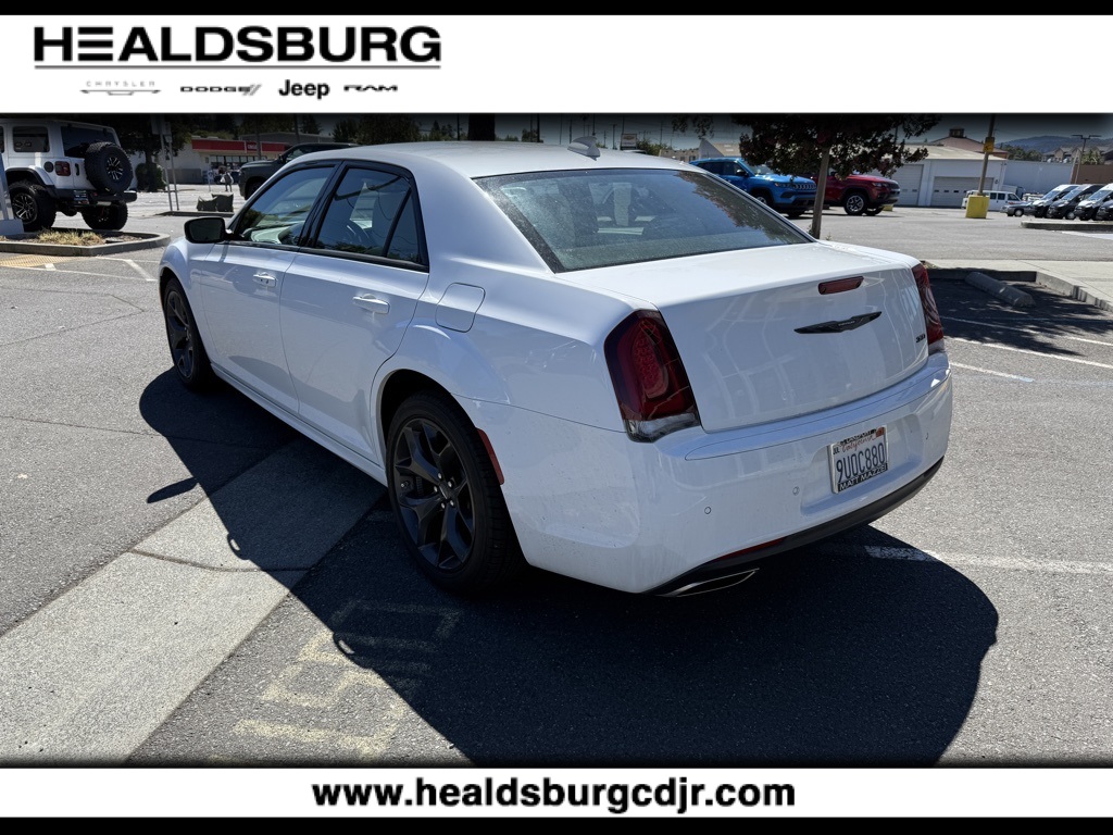 2023 Chrysler 300 Touring photo 2