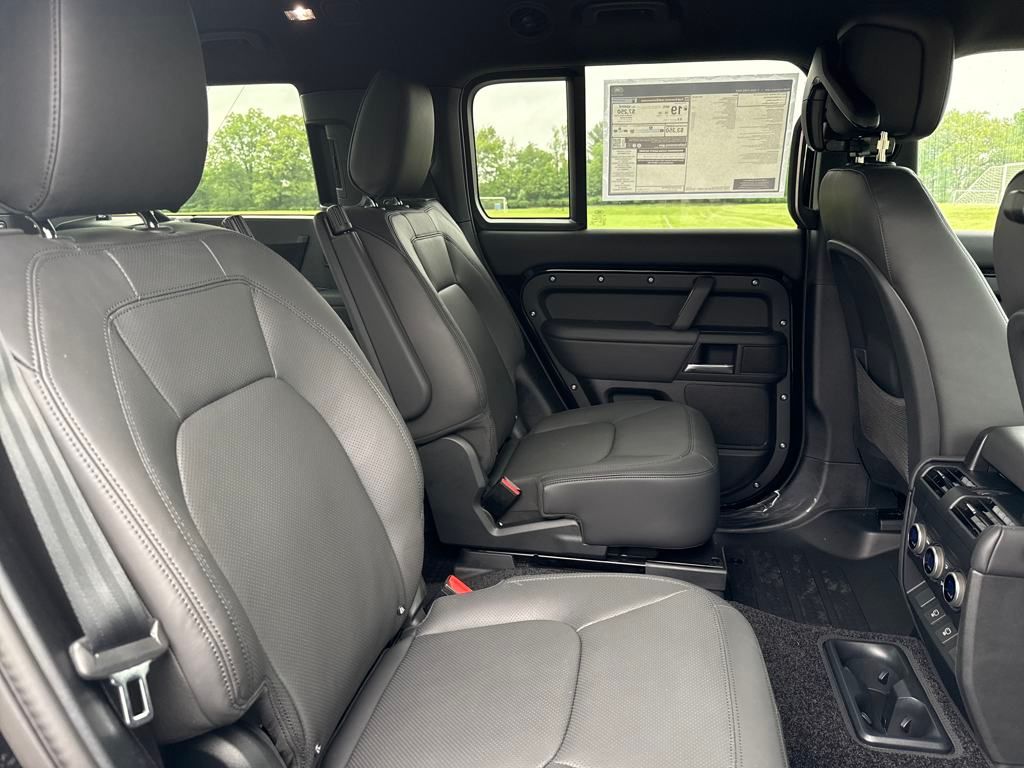 2025 Land Rover Defender 130 X-Dynamic SE photo 17
