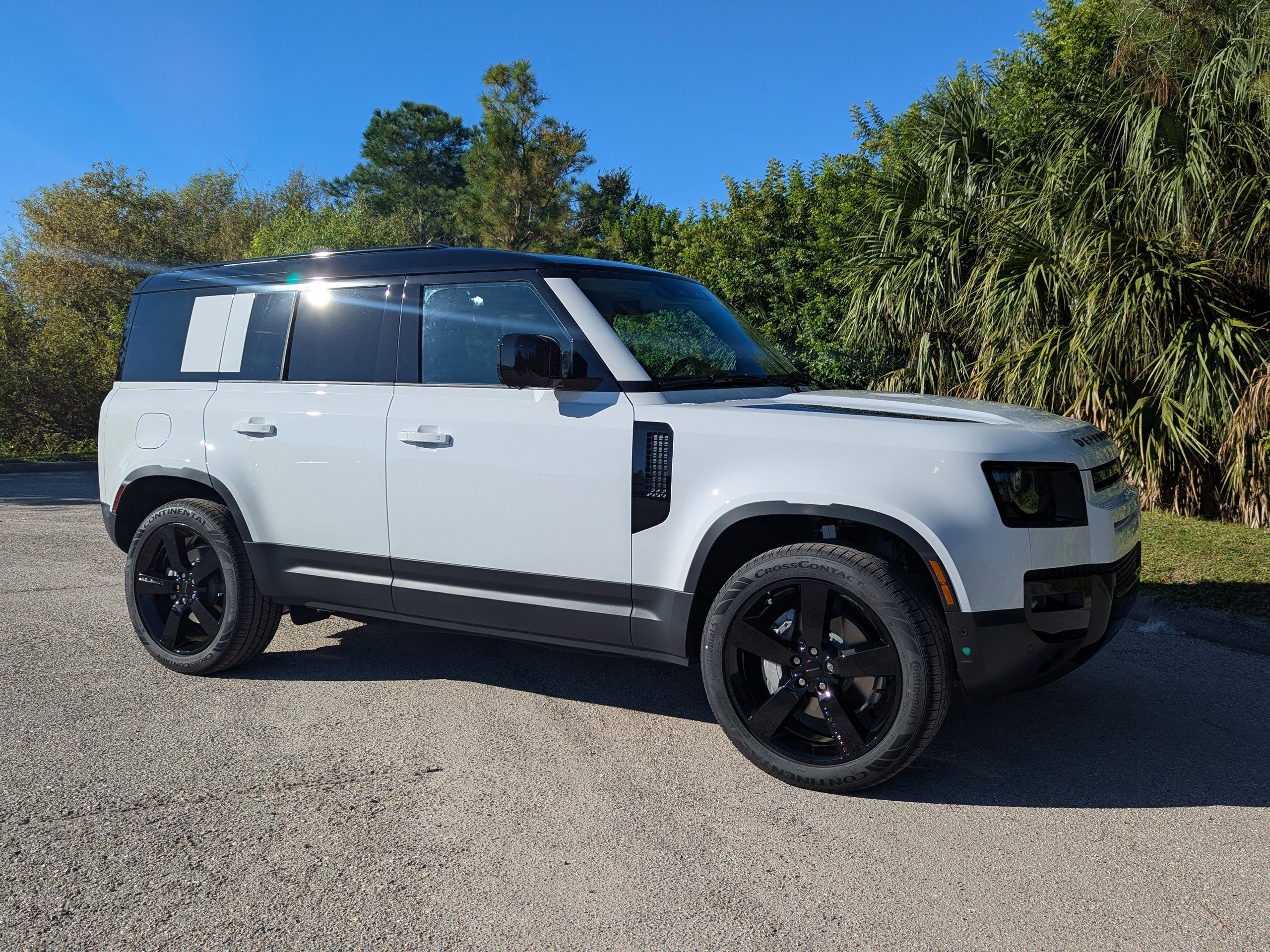 2026 Land Rover Defender 110 S photo 2