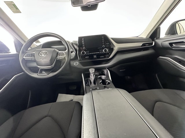 2022 Toyota Highlander LE photo 16