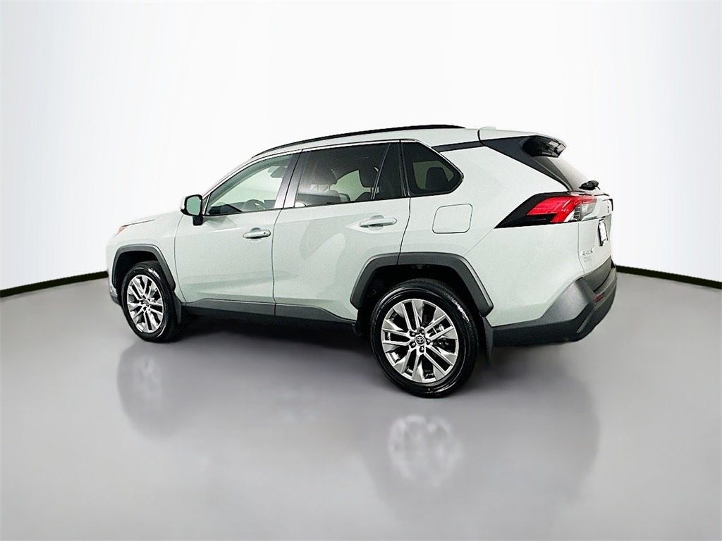 2023 Toyota RAV4 XLE Premium photo 4