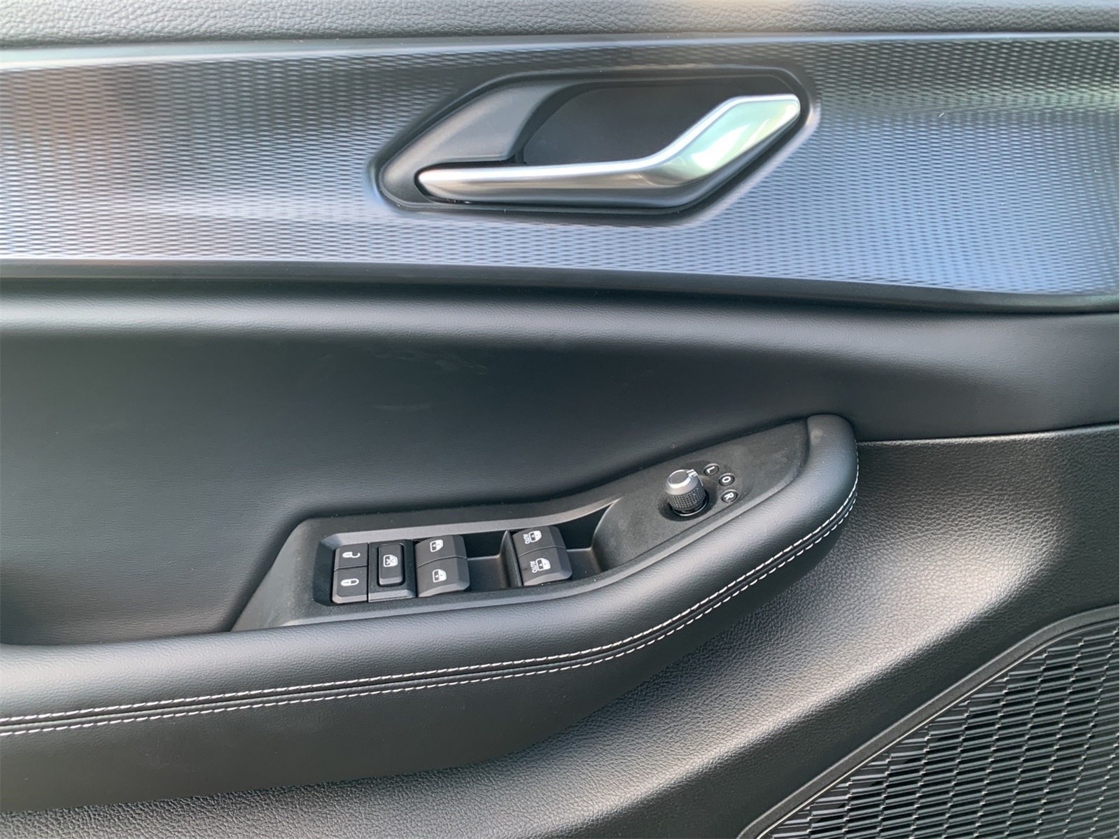 2025 Jeep Grand Cherokee Altitude photo 3