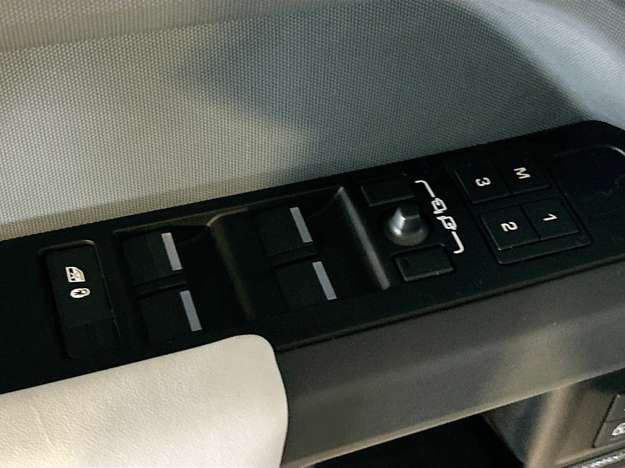 2025 Land Rover Defender 110 S photo 14