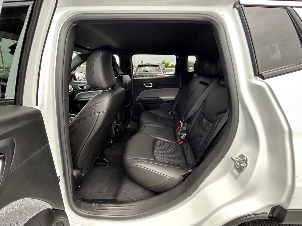 2025 Jeep Compass Latitude photo 25