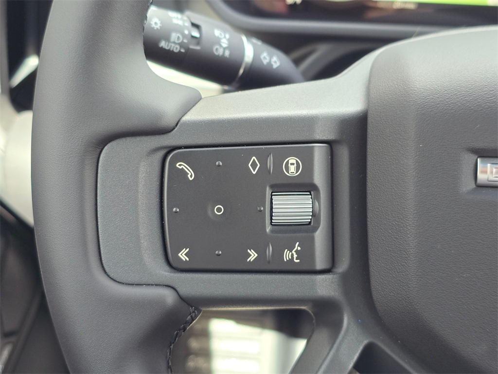 2025 Land Rover Defender 130 X-Dynamic SE photo 18