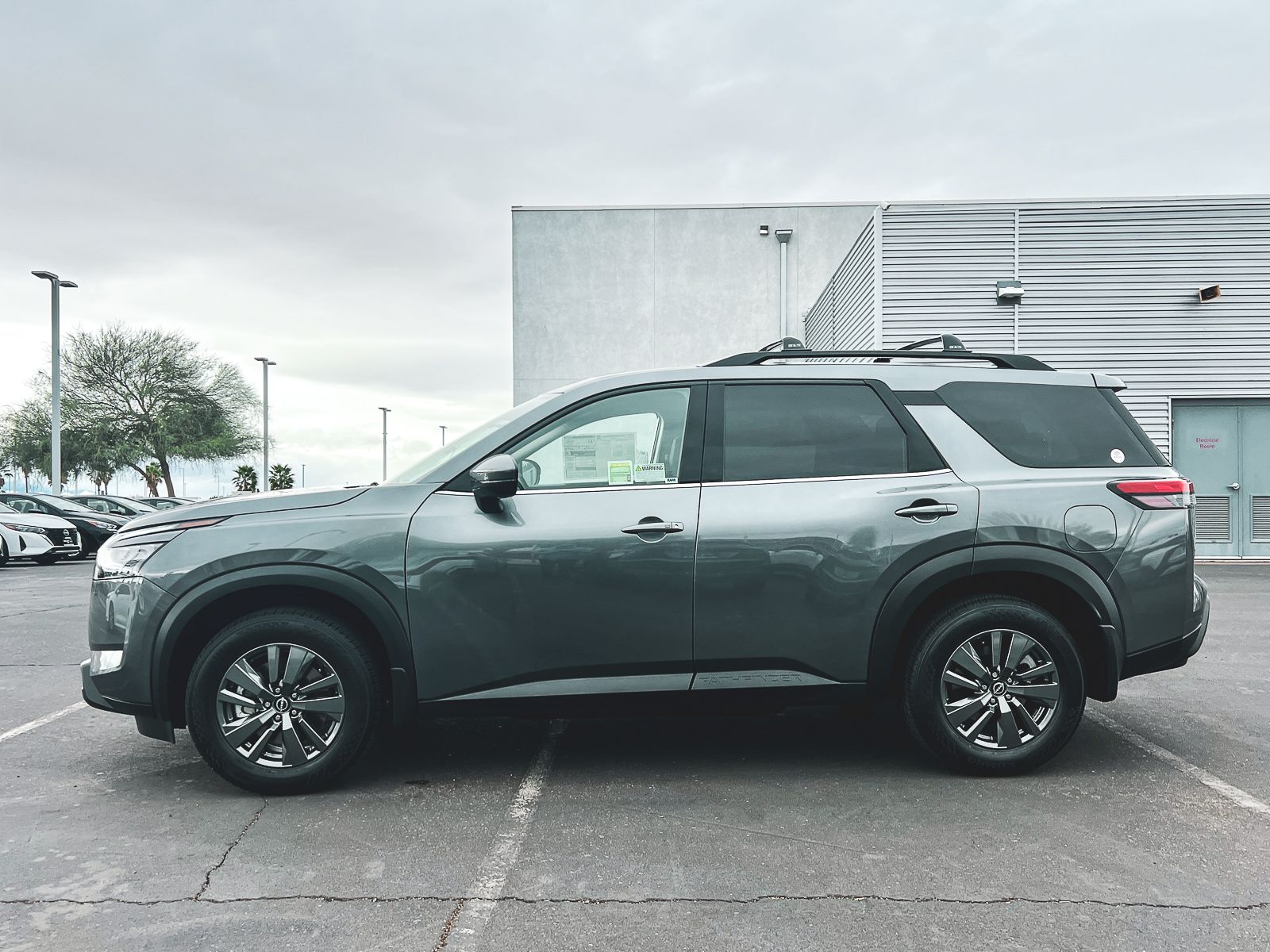 2025 Nissan Pathfinder SV photo 2