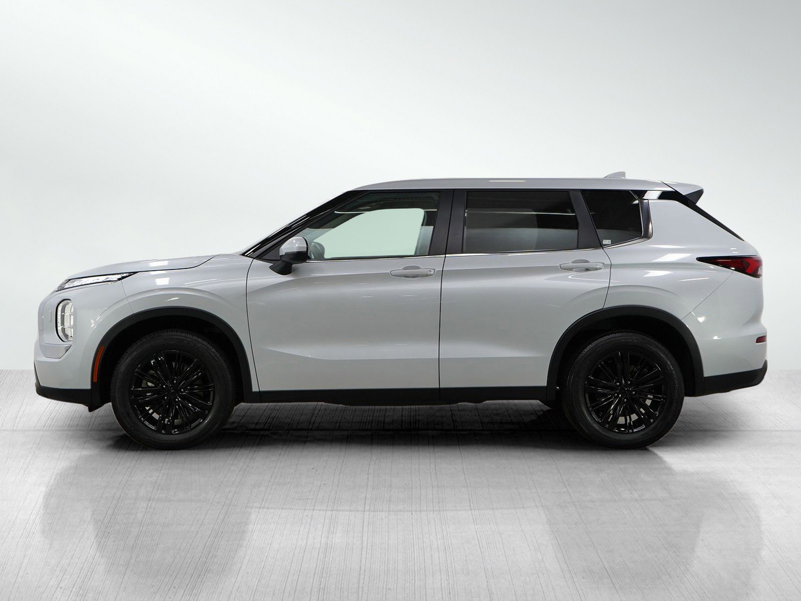 2024 Mitsubishi Outlander ES photo 2