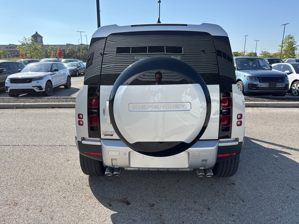 2024 Land Rover Defender 110 SE photo 5