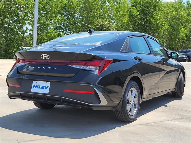 2025 Hyundai Elantra SE photo 4