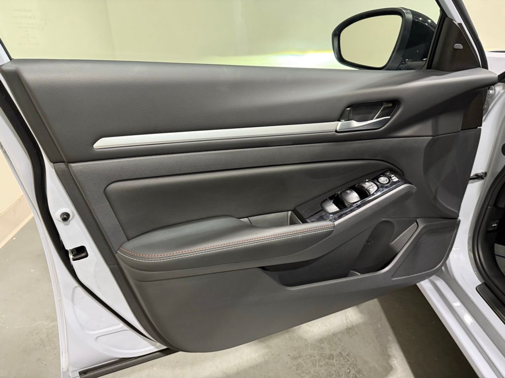 2025 Nissan Altima SR photo 13