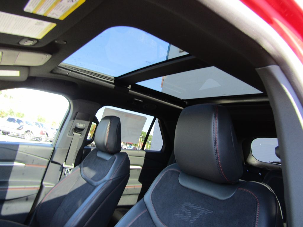 2025 Ford Explorer ST photo 12