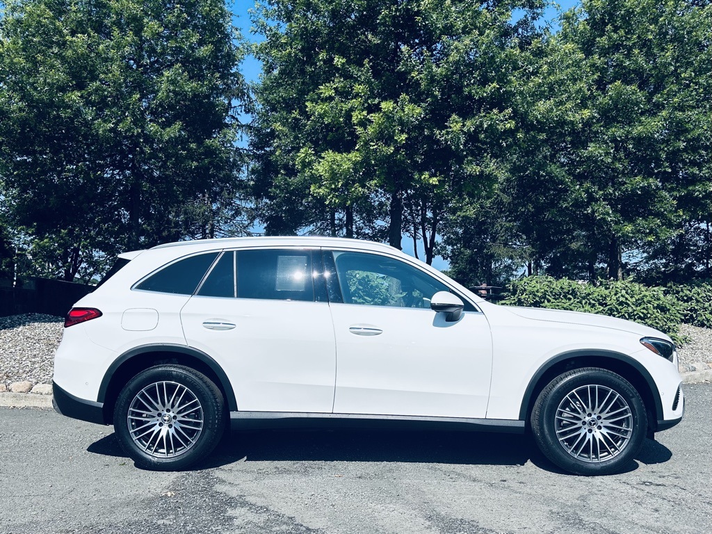 2025 Mercedes Benz GLC 300 4MATIC photo 4