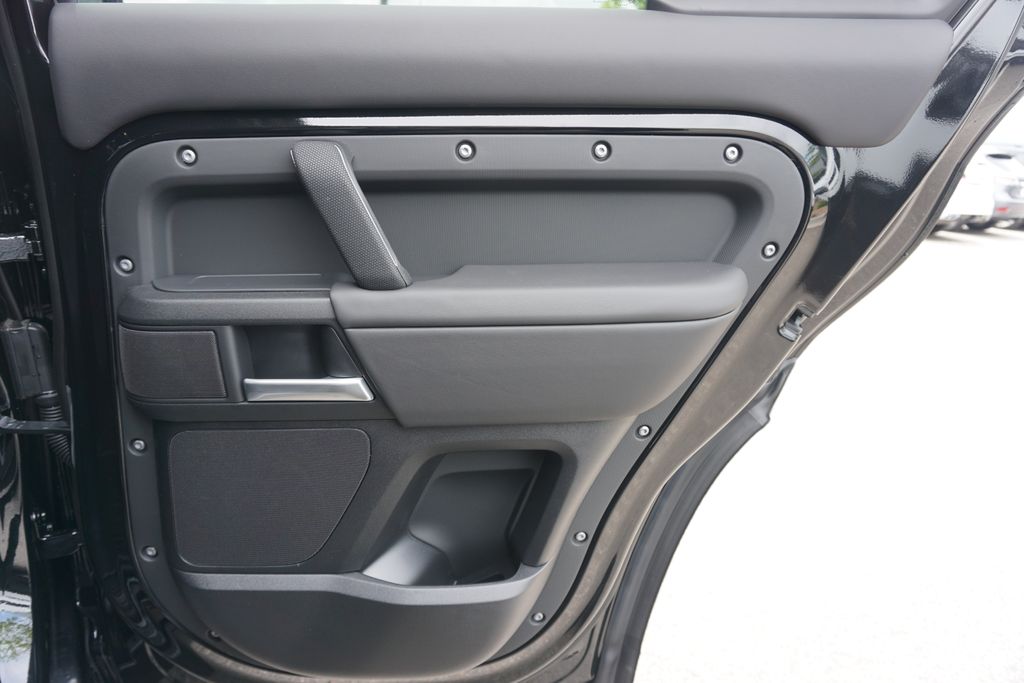 2025 Land Rover Defender 110 V8 photo 25