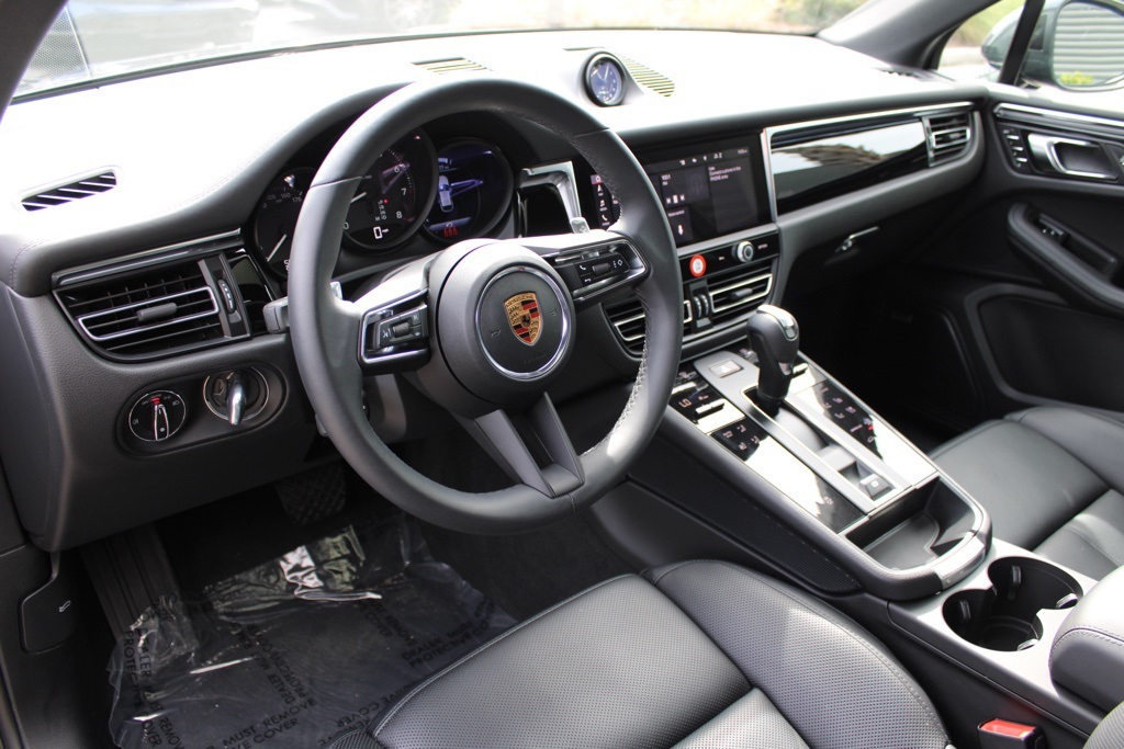 2025 Porsche Macan Base photo 4