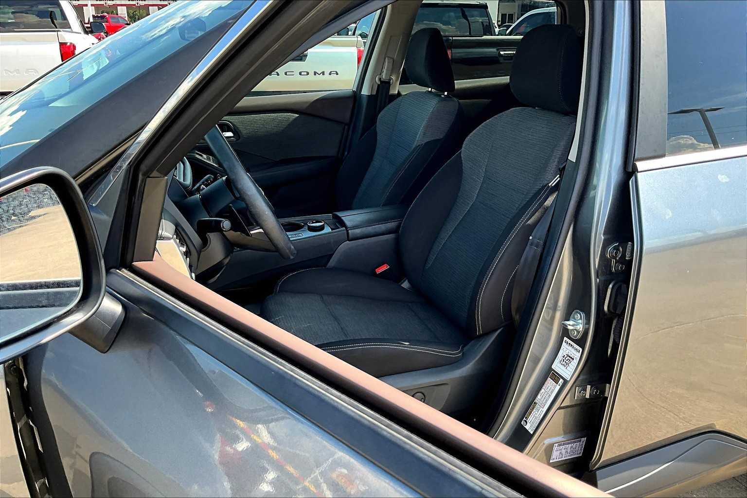2023 Nissan Rogue SV photo 4