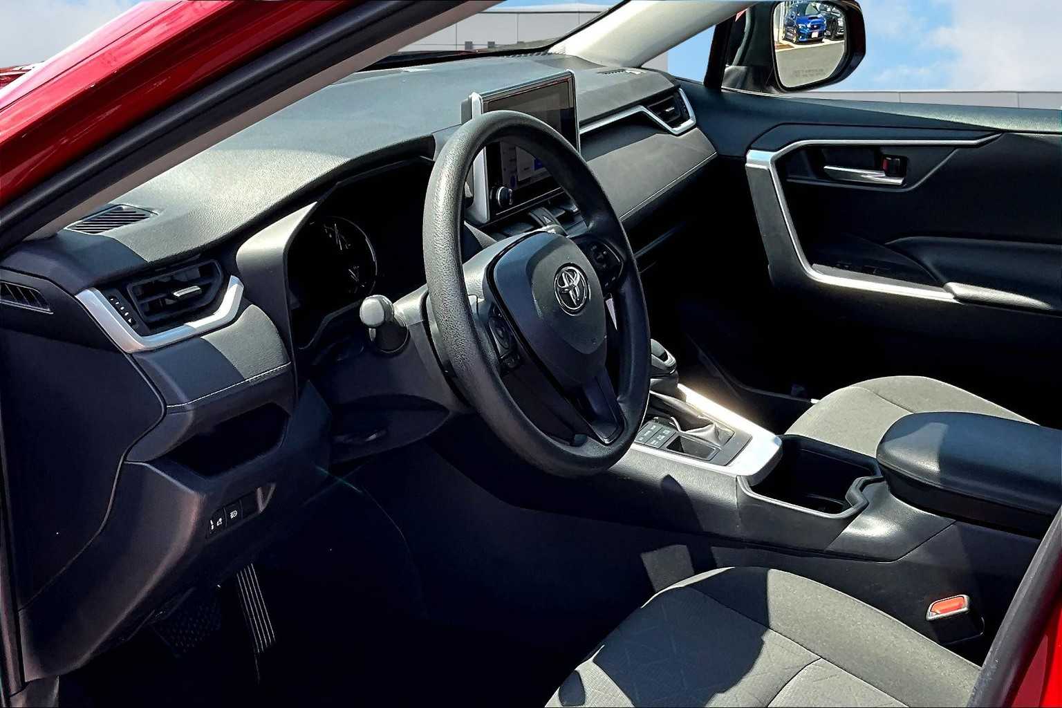 2023 Toyota RAV4 XLE photo 2