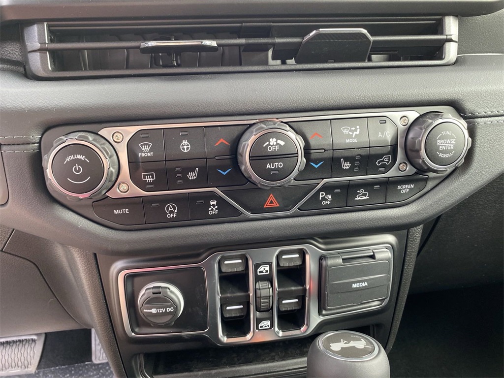 2024 Jeep Wrangler Sahara photo 21