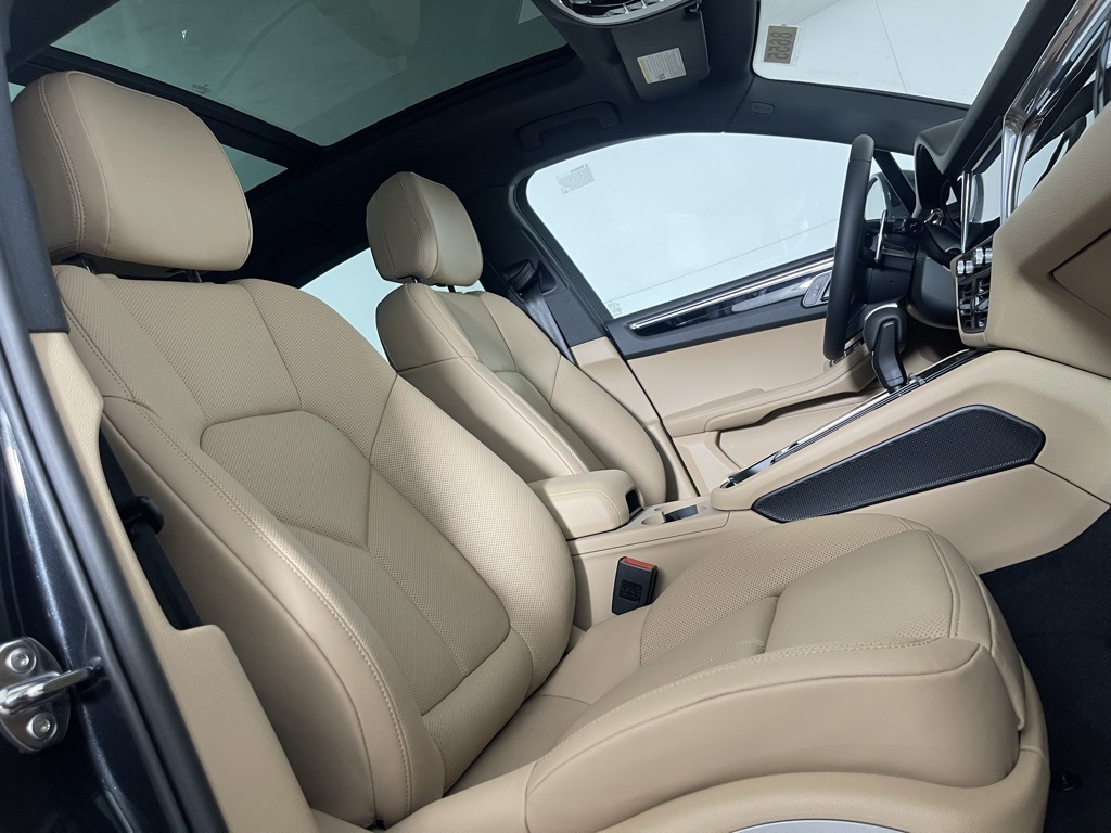 2025 Porsche Macan T photo 5