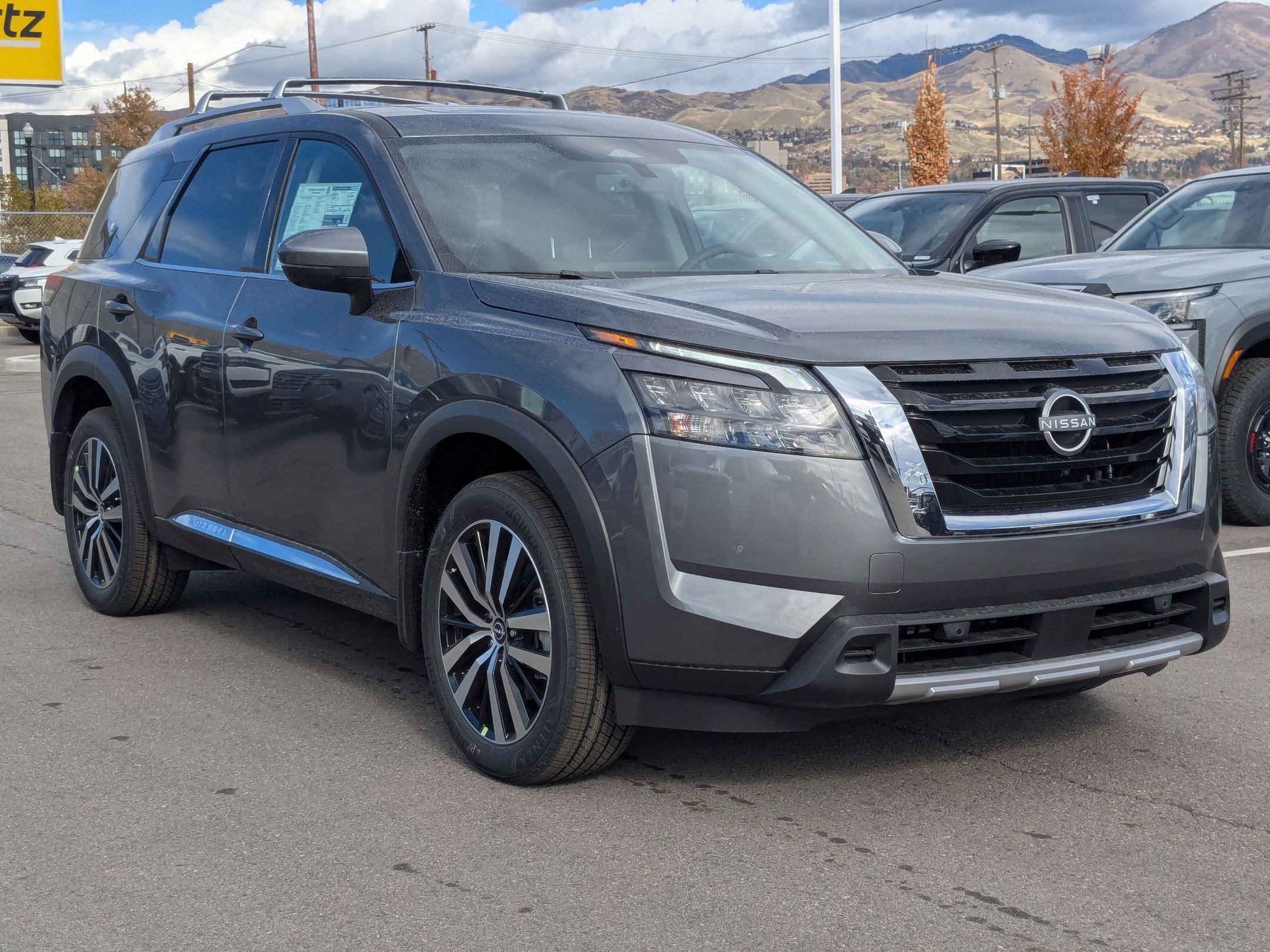 2025 Nissan Pathfinder Platinum photo 4