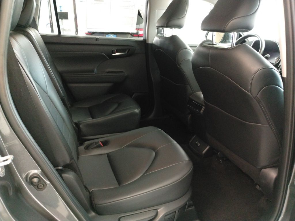 2024 Toyota Highlander XLE photo 14