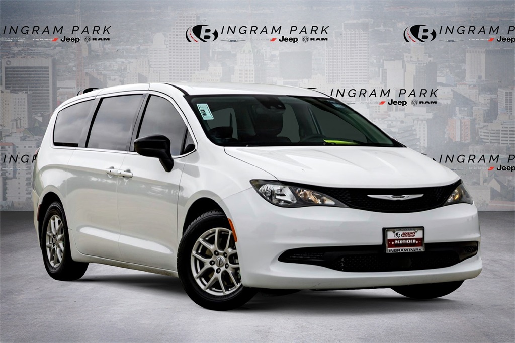 PRE-OWNED 2024 CHRYSLER VOYAGER LX's photo