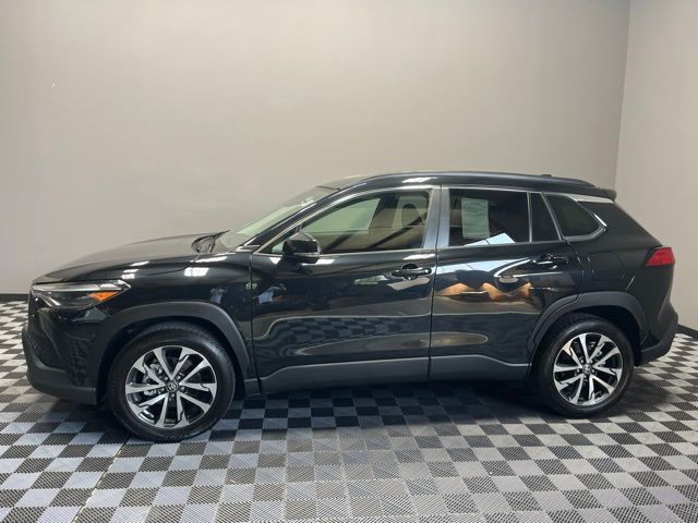 2024 Toyota Corolla Cross XLE photo 2