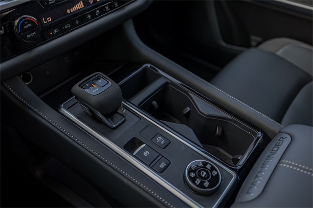 2025 Nissan Pathfinder SL photo 13