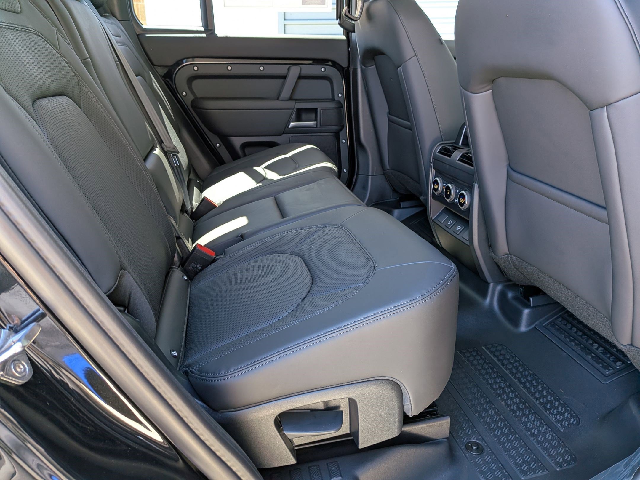 2025 Land Rover Defender 110 S photo 27