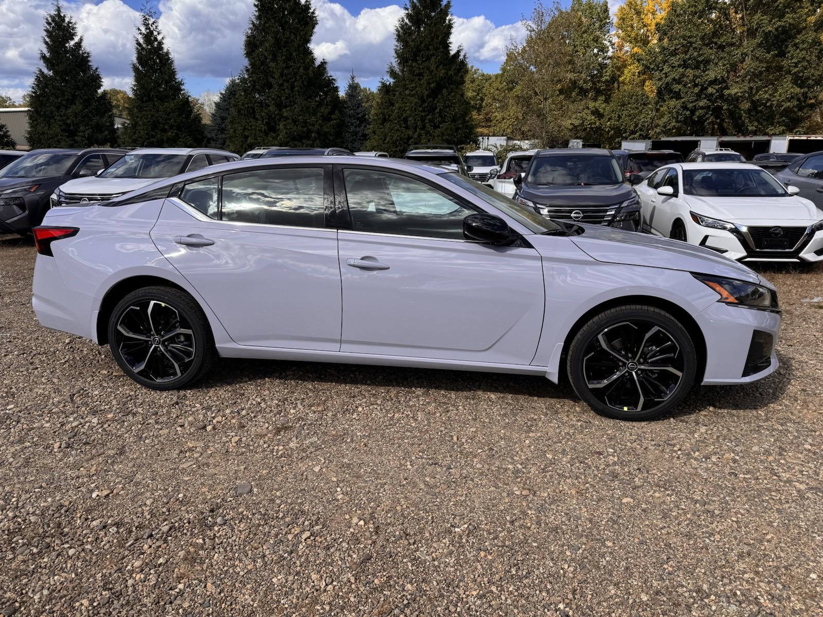 2025 Nissan Altima SR photo 3