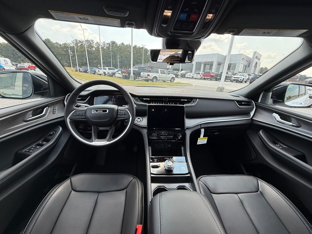 2025 Jeep Grand Cherokee Limited photo 12