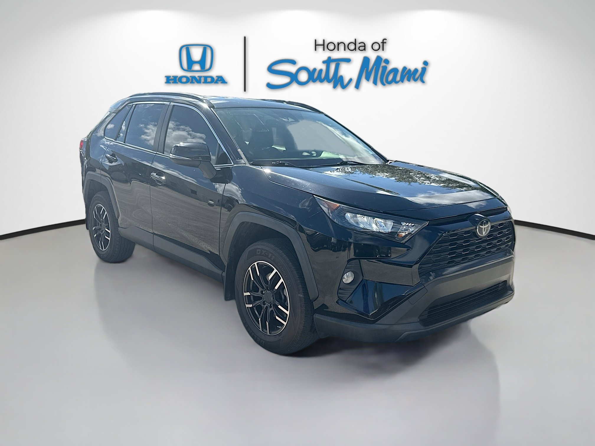 2021 Toyota RAV4 LE's photo