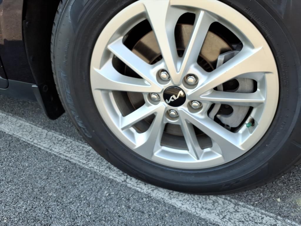 2023 Kia Carnival LX photo 2